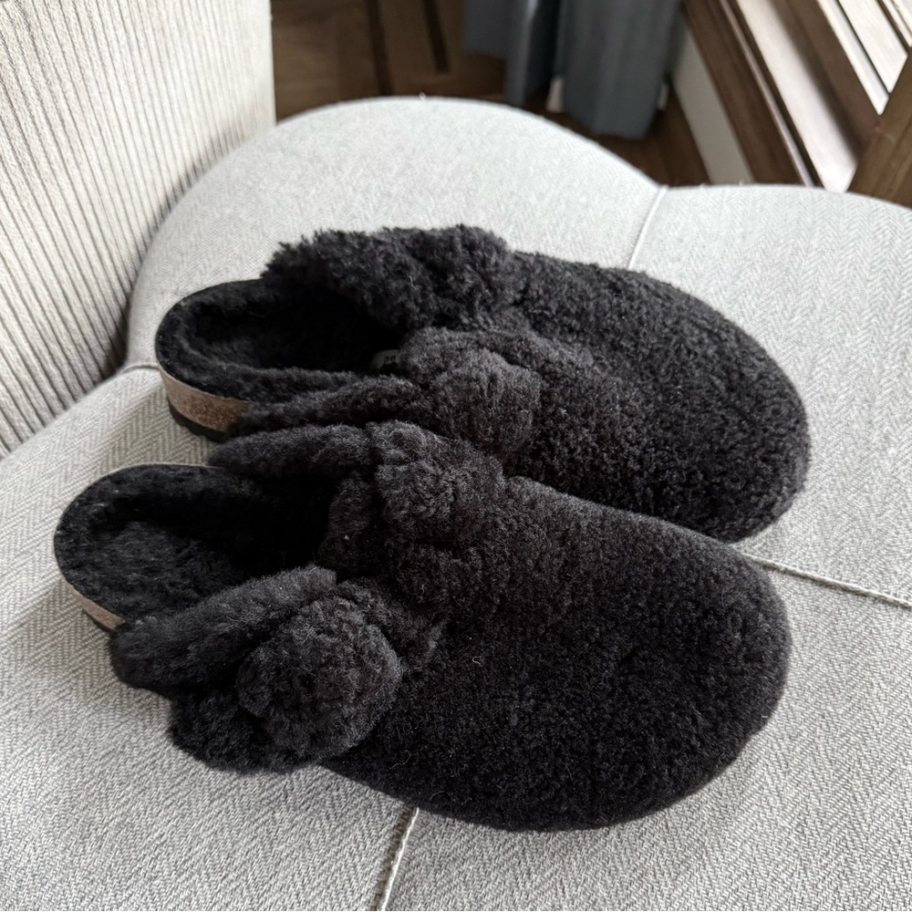 Birkenstock Big Buckle Shearling Black Sandals size 38 EU - it should be 7.5 US